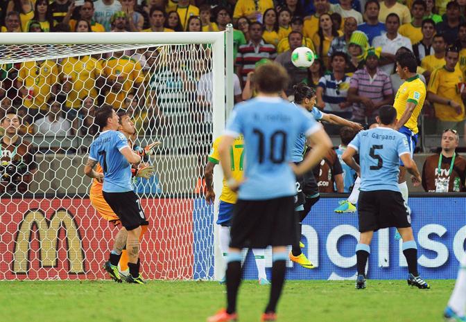 Nel finale, il gol di testa di Paulinho regala vittoria e finale al Brasile. Epa